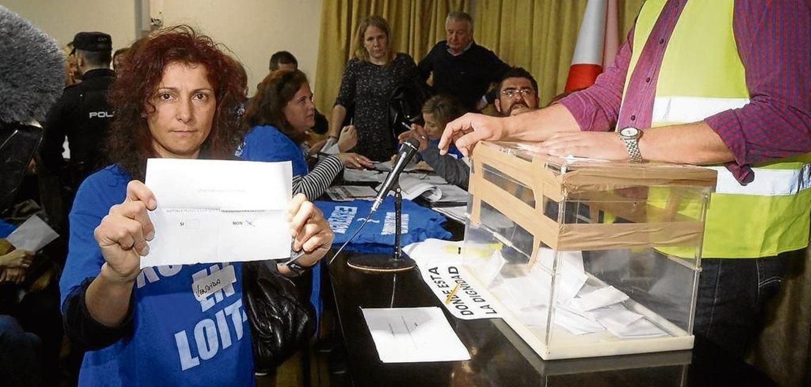 Una funcionaria muestra el "no" de su papeleta durante la tensa votación de ayer en Vigo.