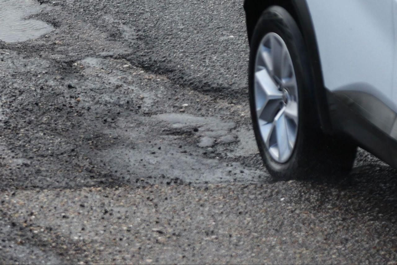 Coches circulando a través de los baches de la A-55.