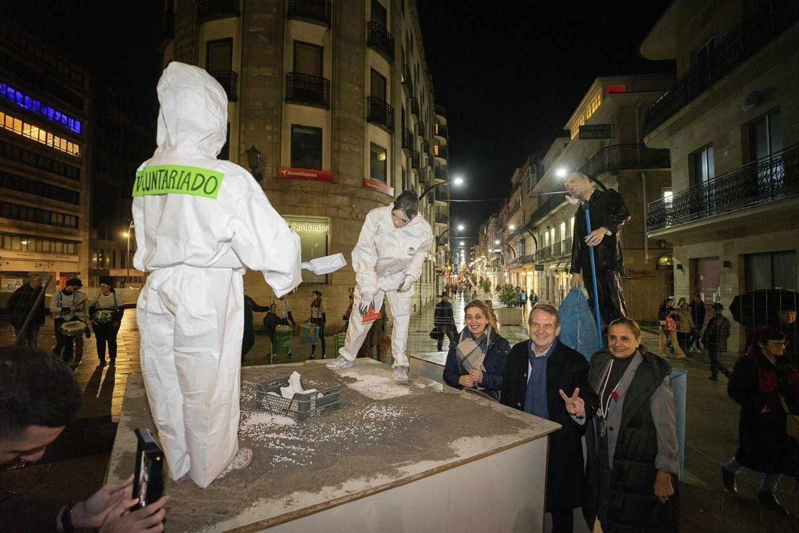 La entronización del Meco en Porta do Sol, con la presencia del alcalde Abel Caballero y concejales,  tuvo lugar a última hora pese a la lluvia.