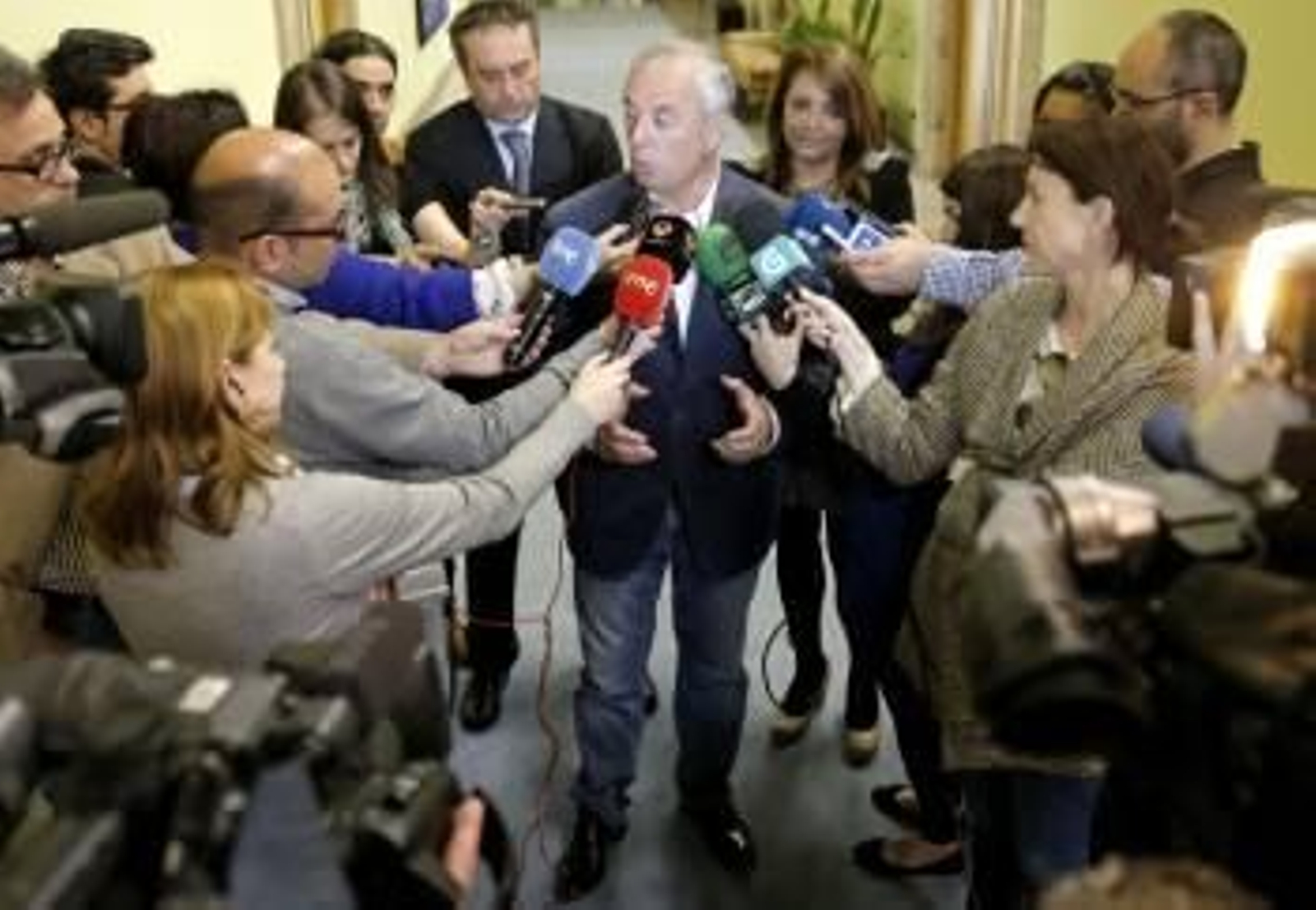 Pachi Vázquez, atendiendo a los medios de comunicación en el Parlamento autonómico. (Foto: LAVANDEIRA JR)