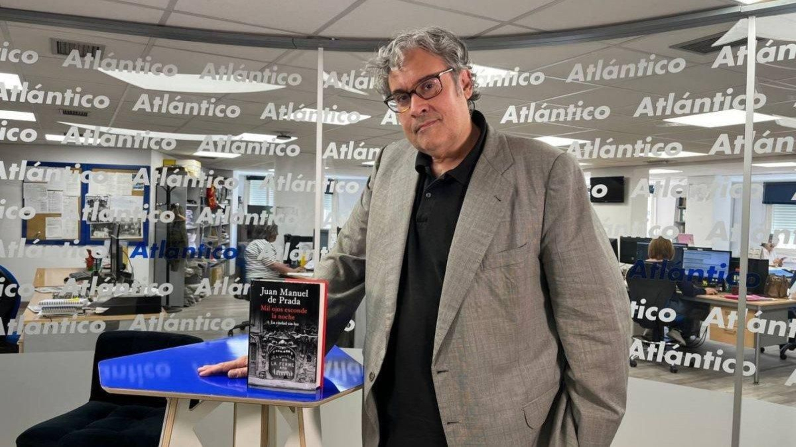 Juan Manuel de Prada, en el set de Atlántico TV.