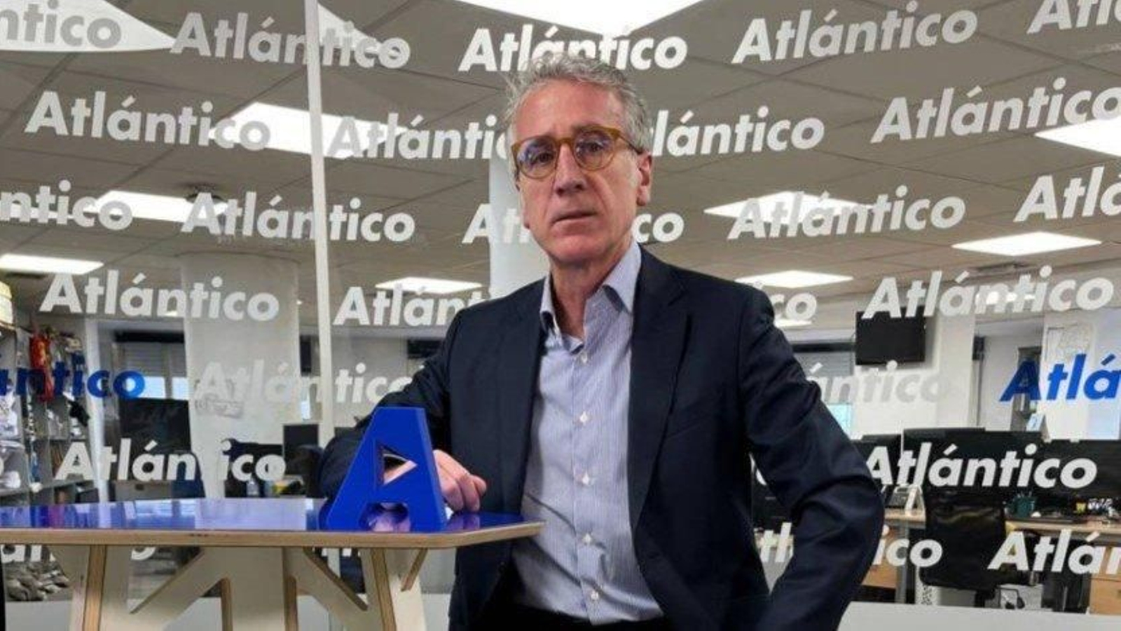 Roberto Castro en el set de Atlántico TV.