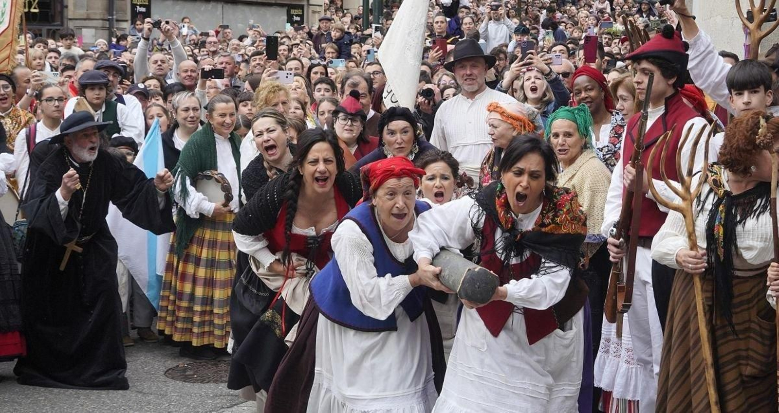 Masiva representación del acto final de la Reconquista con la Porta do Sol rebosar de asistentes para presenciar la batalla final. // J.V. Landín
