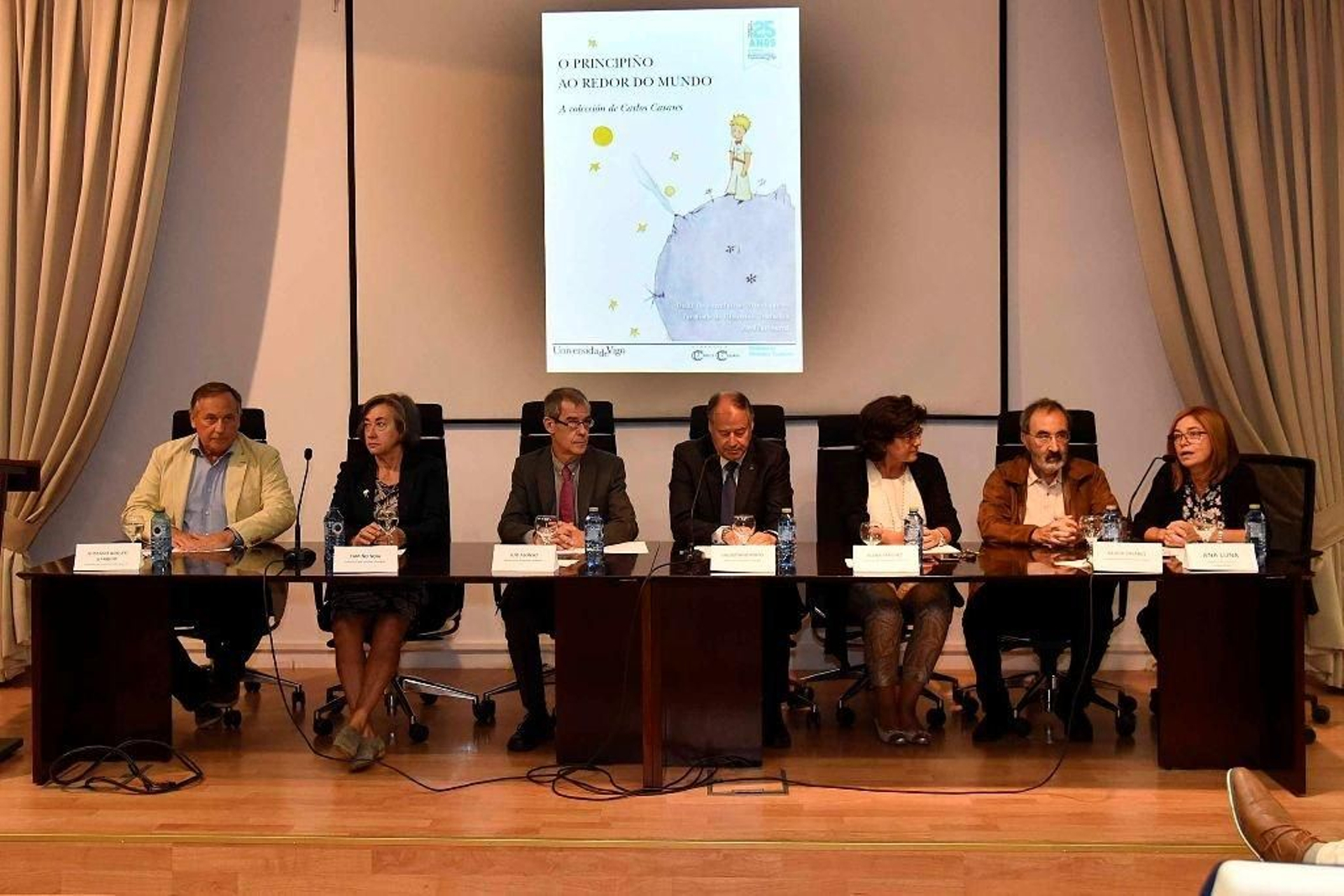 El rector vigués, Salustiano Mato, en el centro, con profesores y miembros de la Fundación.