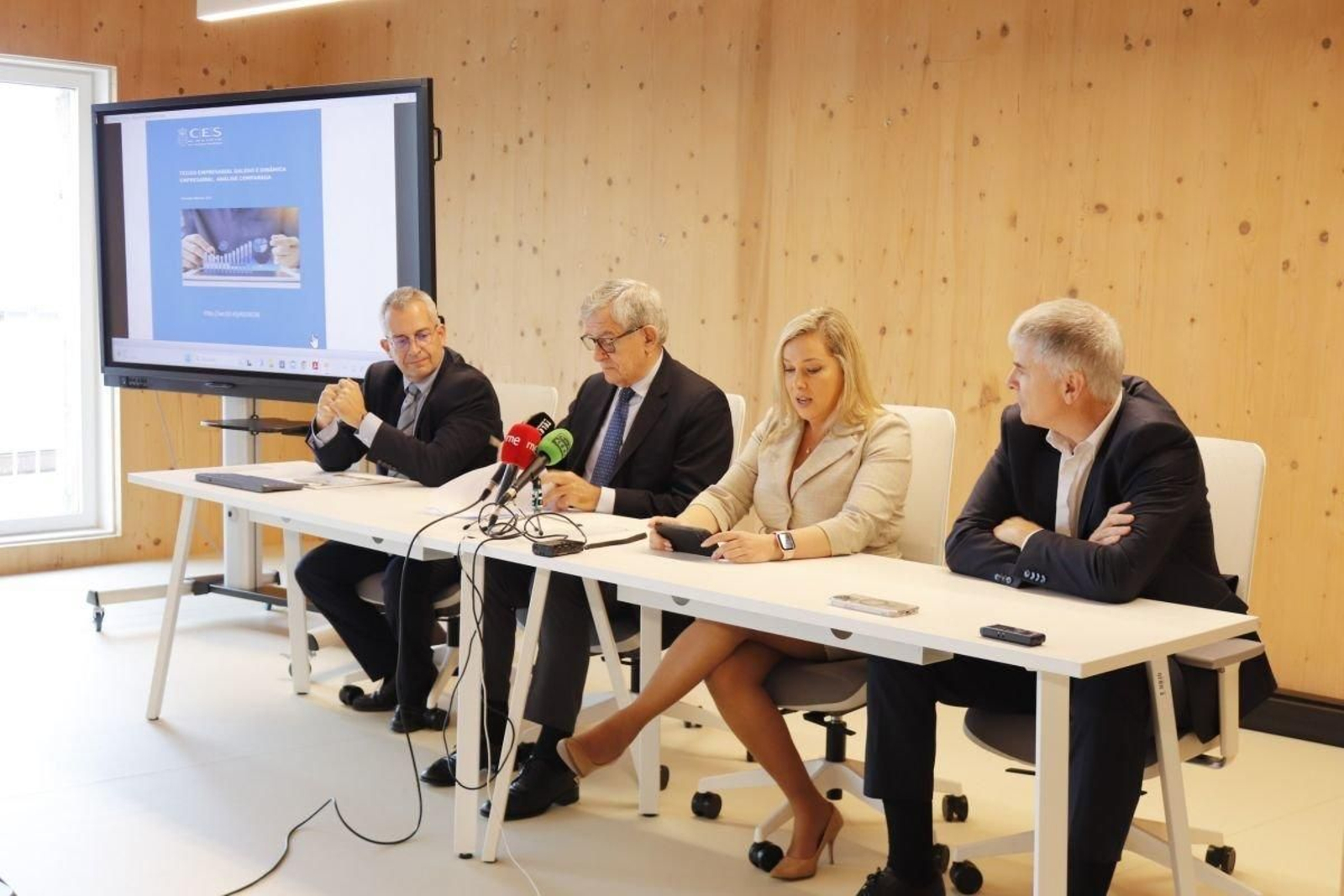 Manuel Pérez (CES) y la vicerrectora Mónica Valderrama con los profesores Santiago Lago y Patricio Sánchez.