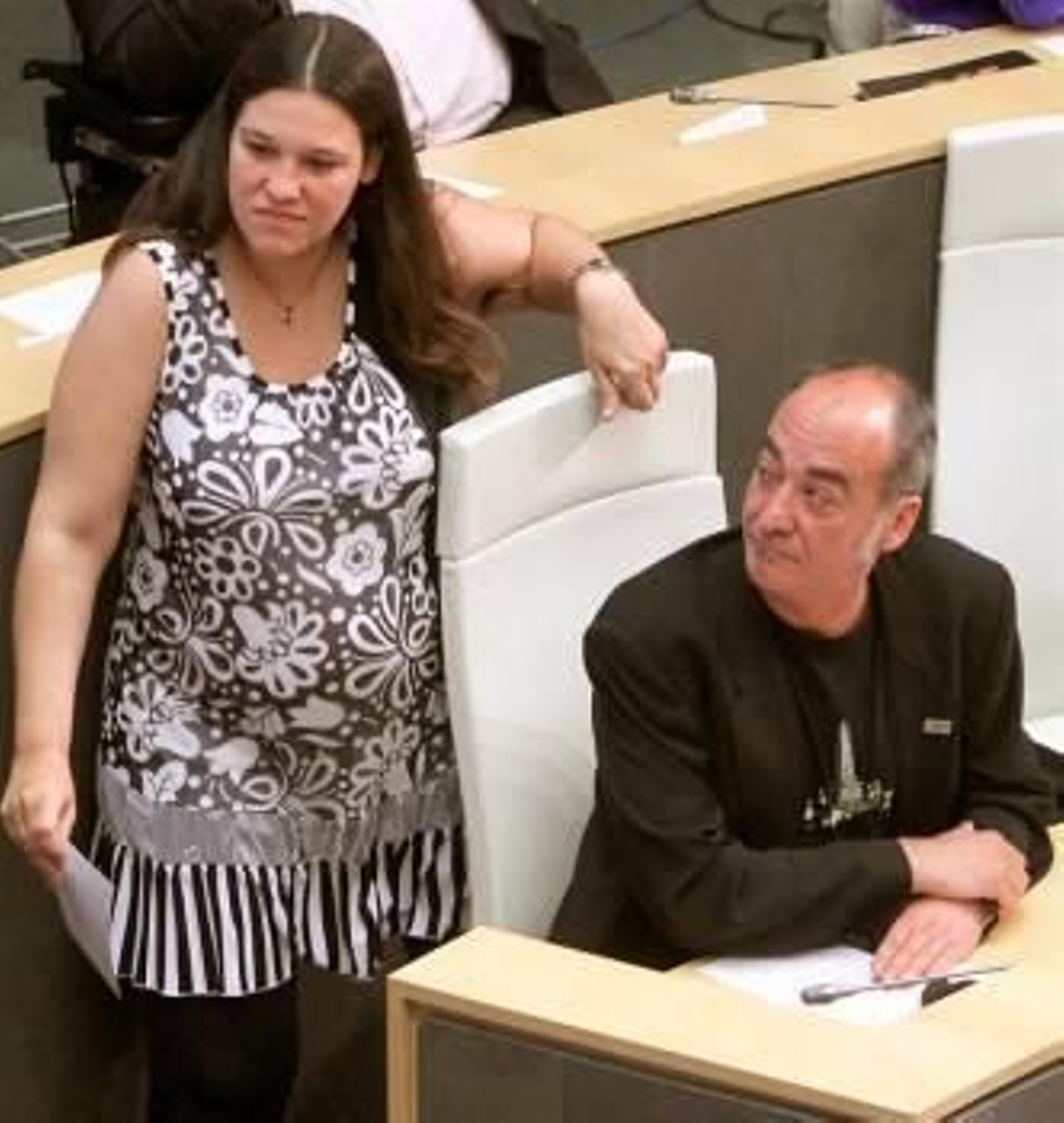 El portavoz de la coalición Bildu y candidato a Diputado General, Martín Garitano (d), junto a la candidata de su formación, Loitzune Txarola (i), que hoy fué elegida nueva presidenta de las Juntas Generales de Guipúzcoa. Foto: EFE