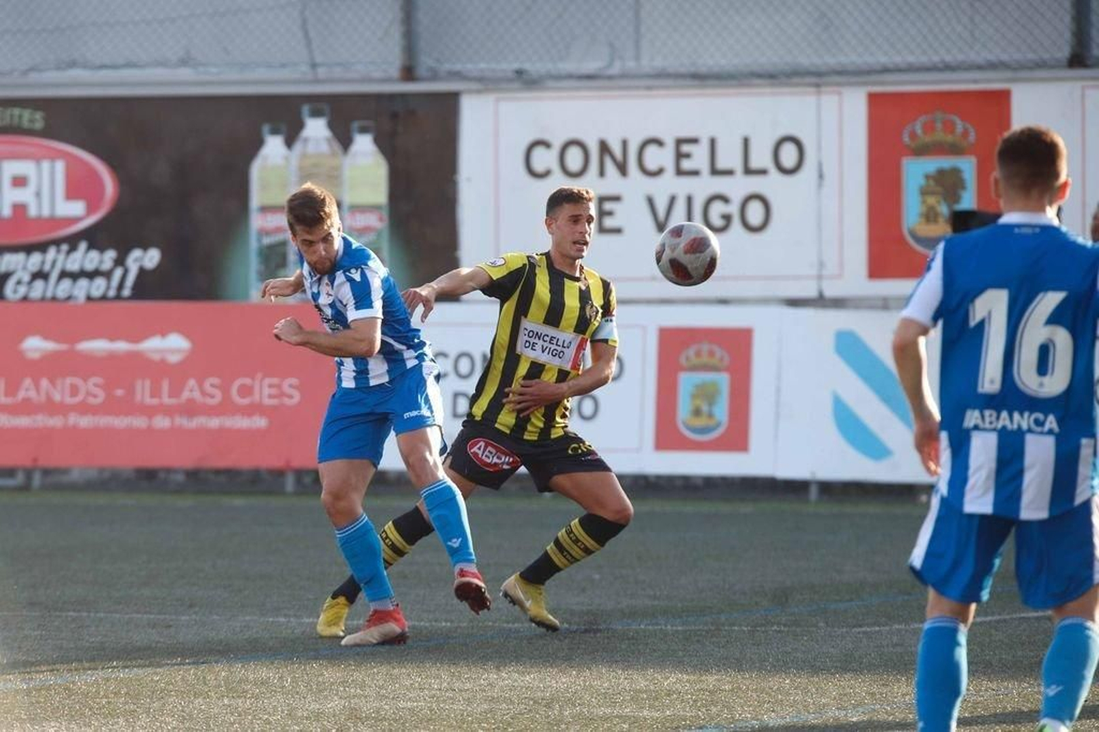 Cotilla se lleva un balón en el duelo del Rápido ante el Fabril en el Baltasar Pujales.