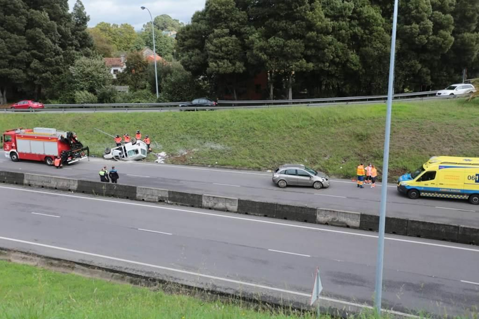 Brutal accidente en el segundo cinturón con el vuelco de dos vehículos 14