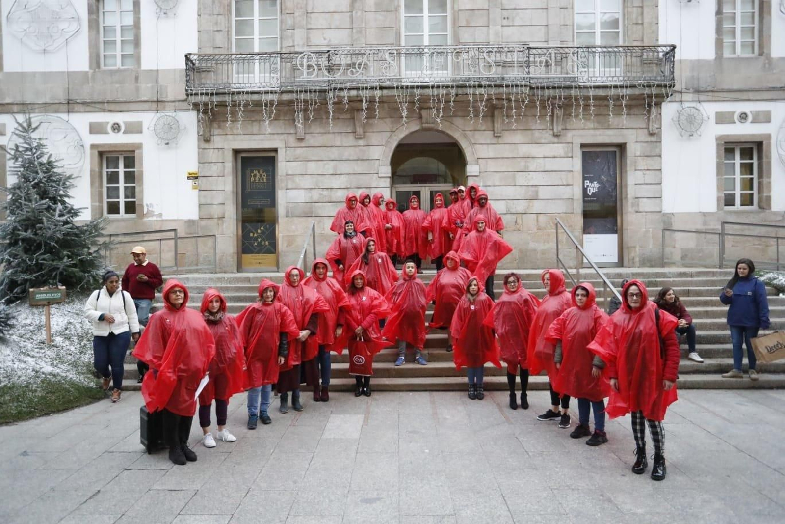 La Asociación Gallega de Afectados de VIH convocó un acto reivindicativo con una marcha y la formación de un lazo.