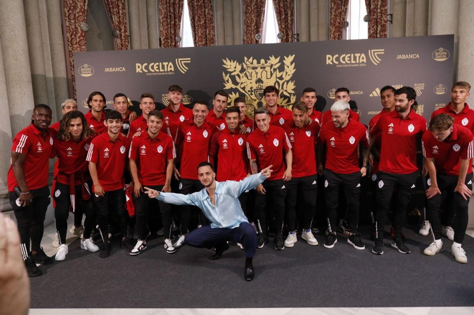 Los jugadores del Celta con C. Tangana en el preestreno del himno del Centenario. // Jorge Santomé