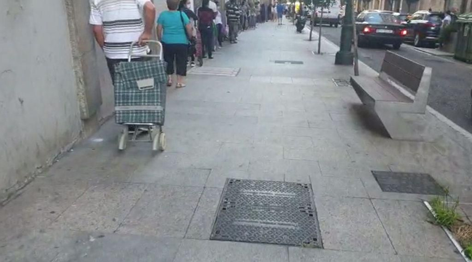 Vida Digna entregó un lunes más alimentos con los que tendrán que aguantar un mes 350 familias.