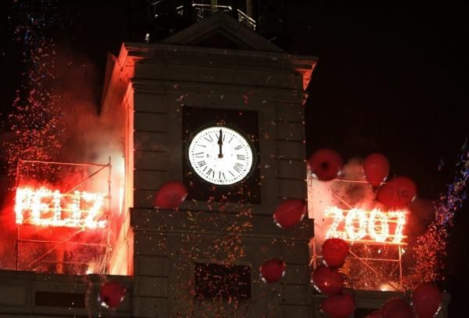 Comer las uvas siguiendo las campanadas del reloj de la Puerta del Sol, símbolo navideño (Foto: Archivo)