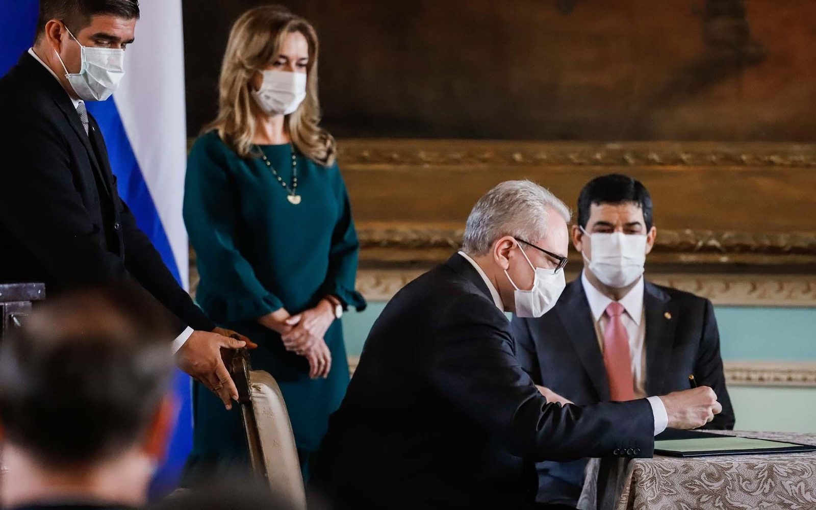 Ricardo Scavone, firmando, el nuevo embajador de Paraguay en España. EFE/Nathalia Aguilar