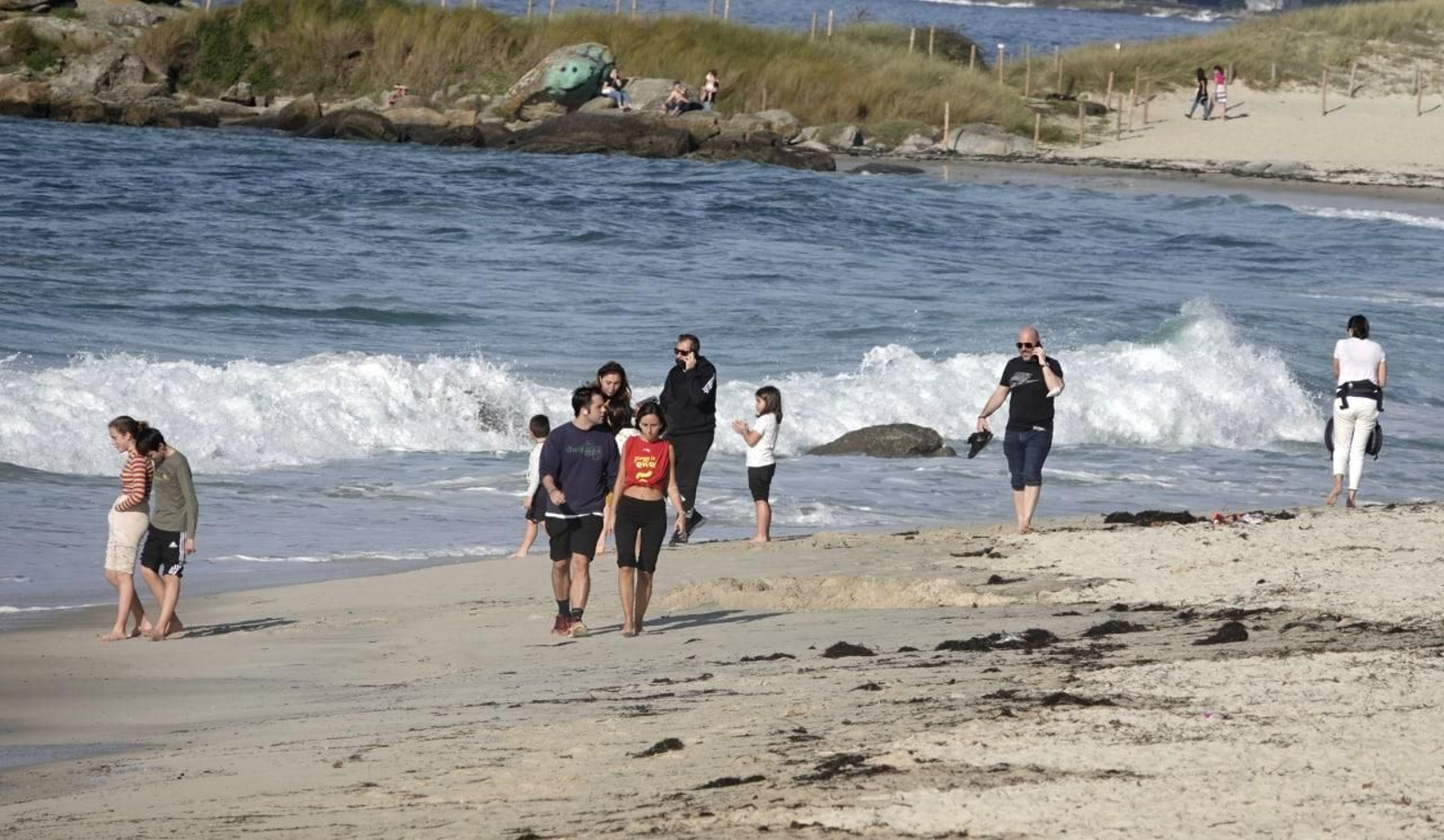 Fin de año con tiempo de verano en Vigo. Playa de Samil. // Vicente Alonso