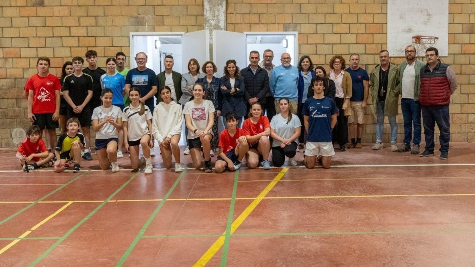 El alcalde, Enrique Cabaleiro, con usuarios de pabellón durante el acto de inauguración de los vestuarios.