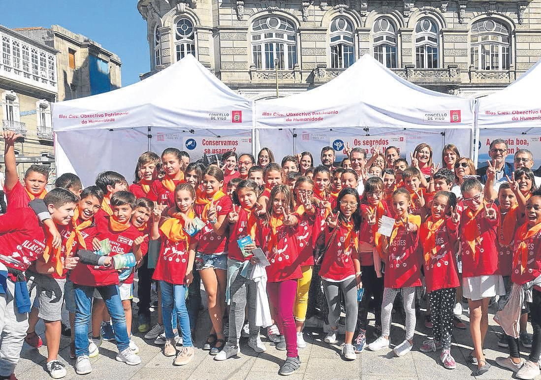 Un grupo de escolares muestra su alegría tras pasar por los talleres sobre Cíes que organiza el Concello.