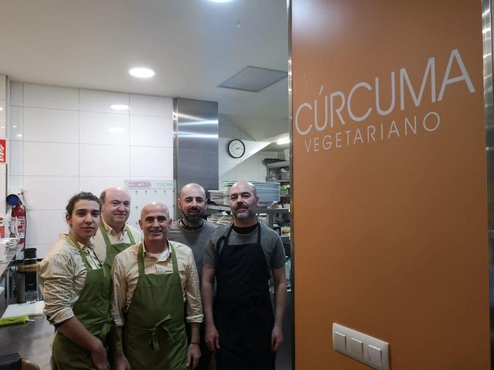 Bea, Armindo, Eduardo, Pablo y Jonathan, en el restaurante vegetariano Cúrcuma.