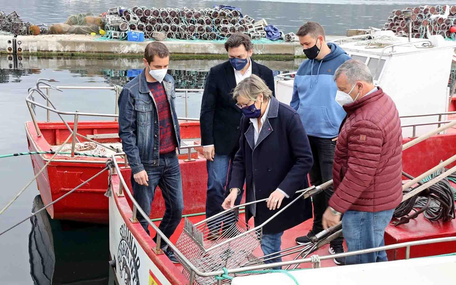 Imagen de la visita de la conselleira do Mar y el secretario xeral da Emigración a Muros