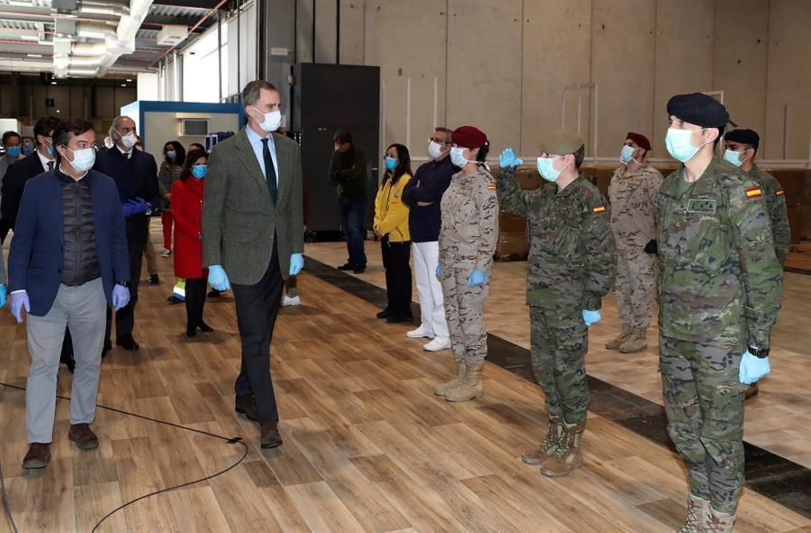 Felipe VI, con mascarilla y guantes como medida de prevención, ha visitado este jueves el hospital de emergencia instalado en el recinto ferial de Ifema de Madrid