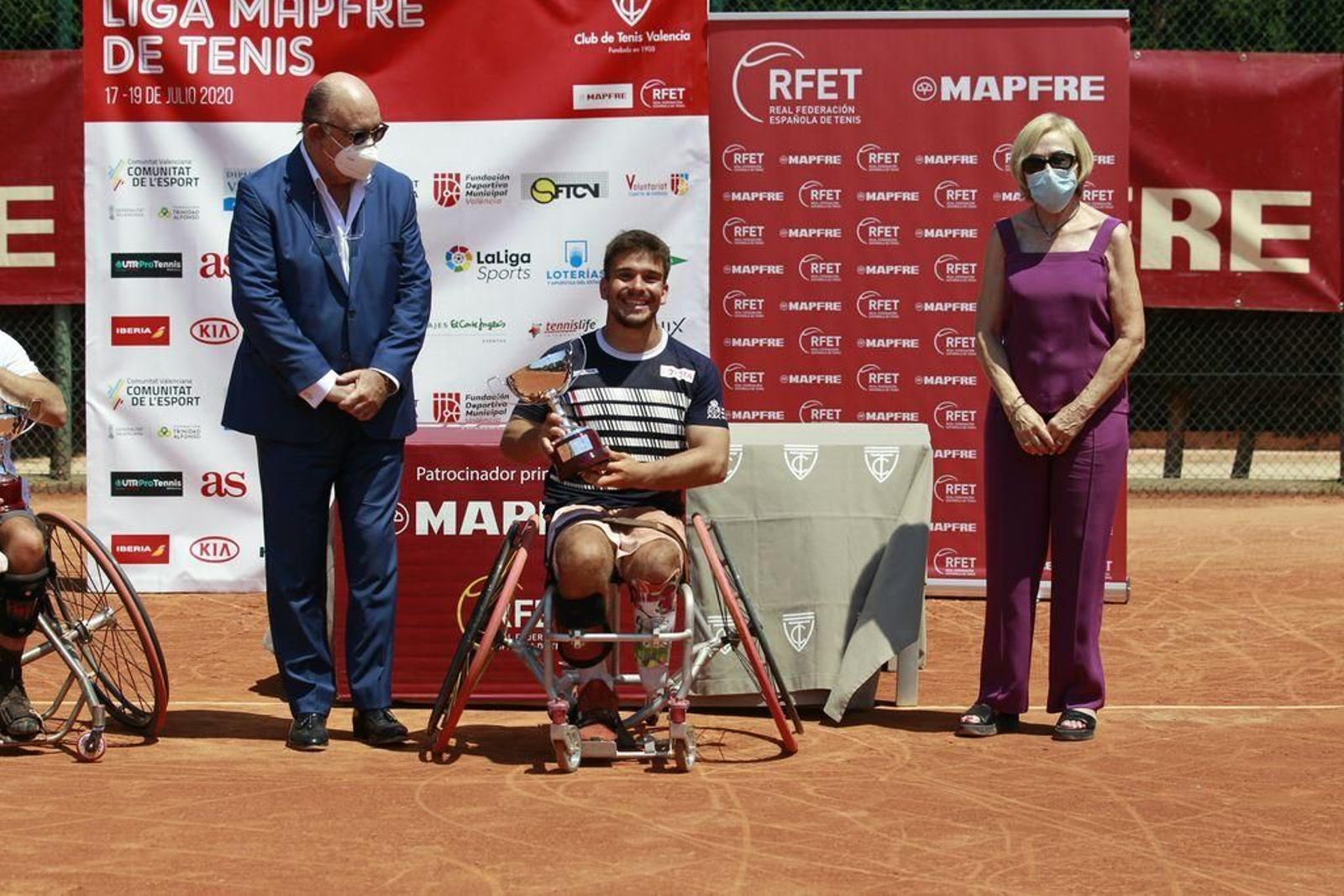 O xogador vigués recibe o trofeo pola súa vitoria en Valencia.