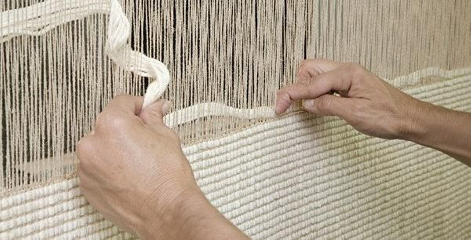 En la imagen una mujer teje en un telar. Foto: diariodesign.com