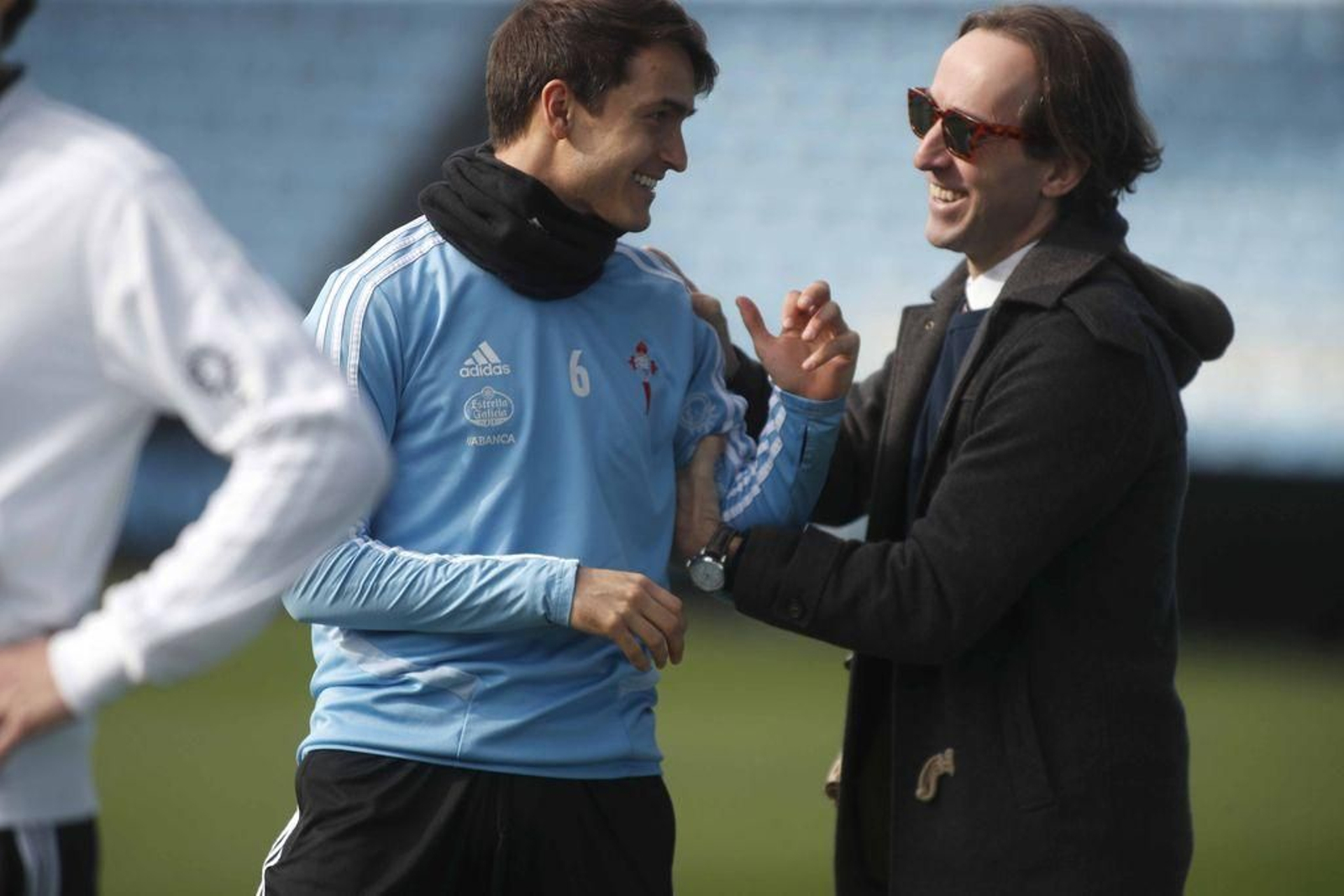 Denis Suárez bromea con el director general del Celta, Antonio Chaves, en el entrenamiento de ayer.