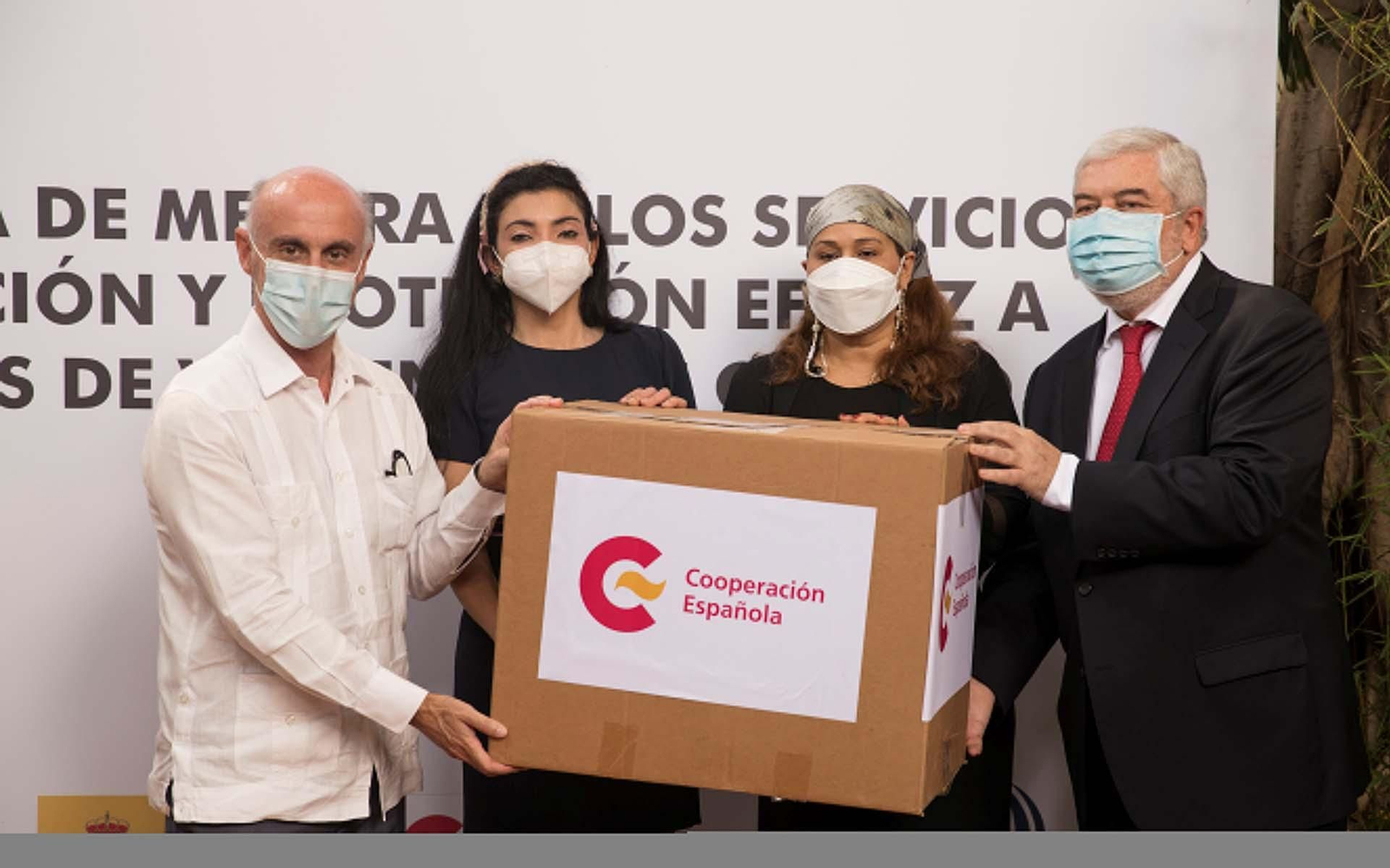 El director de la Agencia Española de Cooperación Internacional (Aecid), Magdy Martínez Solimán (d), junto al embajador de España Alejandro Abellán (i), la procuradora adjunta Yeni Berenice, y la ministra de la Mujer dominicana, Mayra Jiménez (2d), en el acto en el que España hizo entrega de una donación de equipamiento médico y tecnológico en Santo Domingo (República Dominicana). EFE/ Orlando Barría