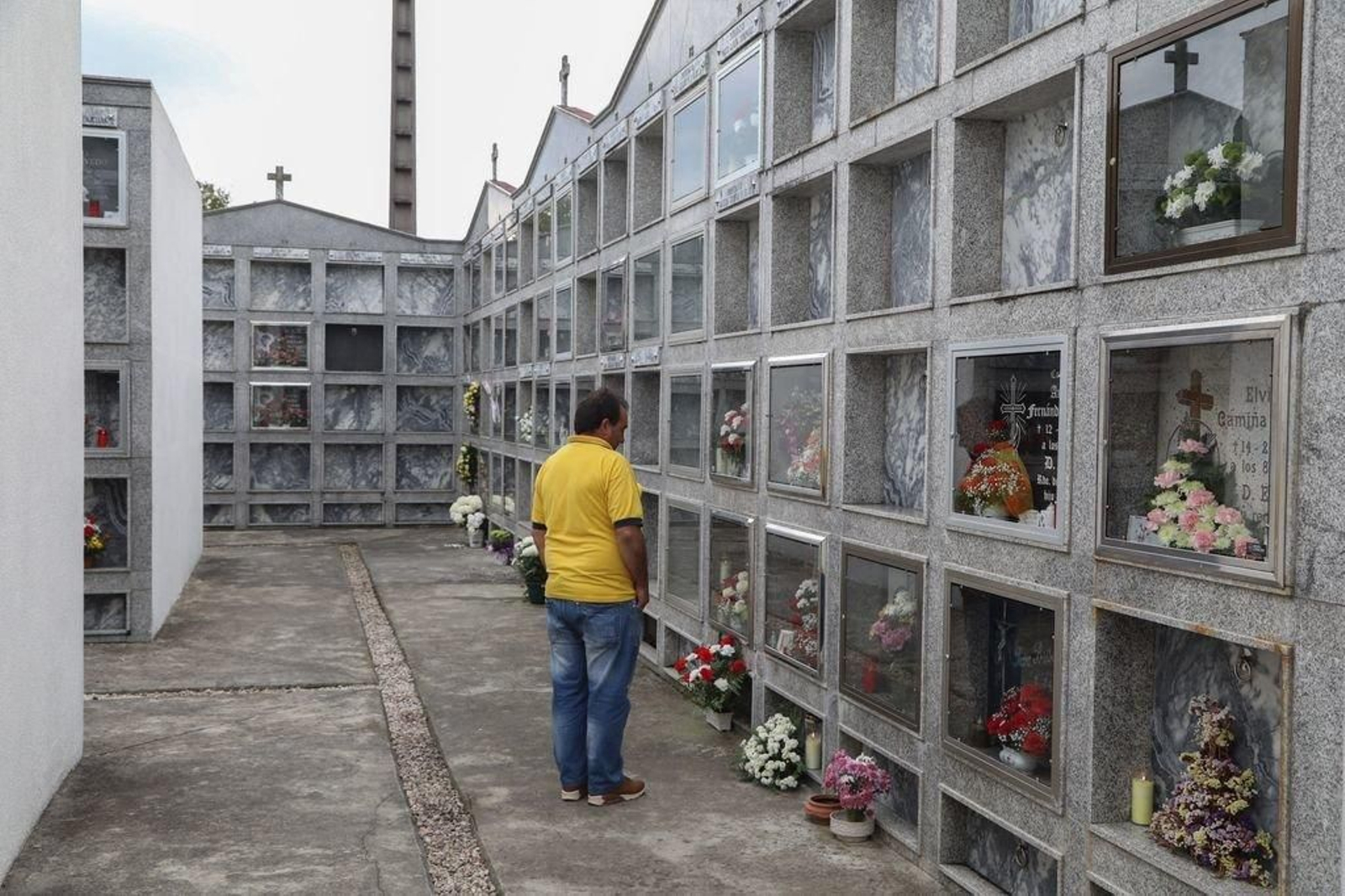 Los nichos y tumbas del cementerio de Albeos, ayer, recién limpios y adornados con flores.