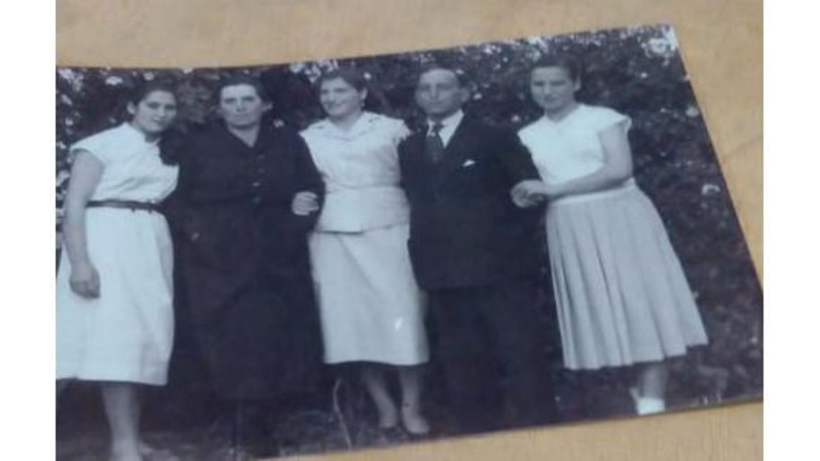 Maisa Ouzande tomada del brazo de su padre, en abril de 1955, un mes antes de que falleciera