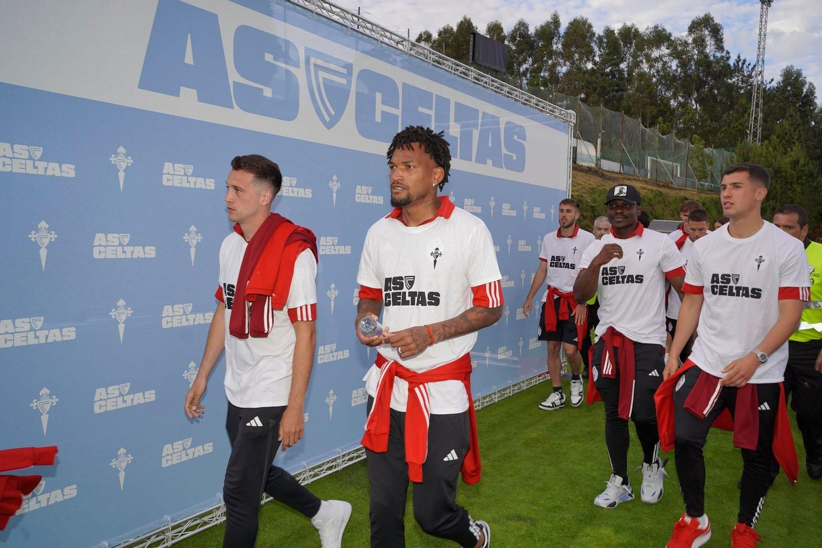 La primera plantilla, presente.