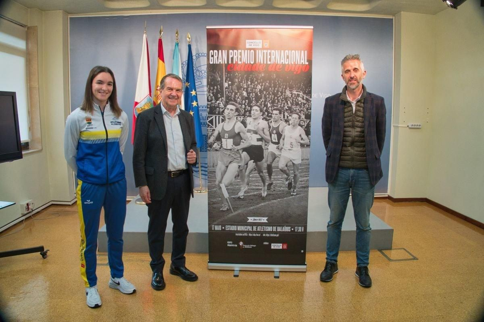 La atleta Uxía Paz, el alcalde Abel Caballero y el delegado de la Gallega de atletismo en Vigo, David Posada.