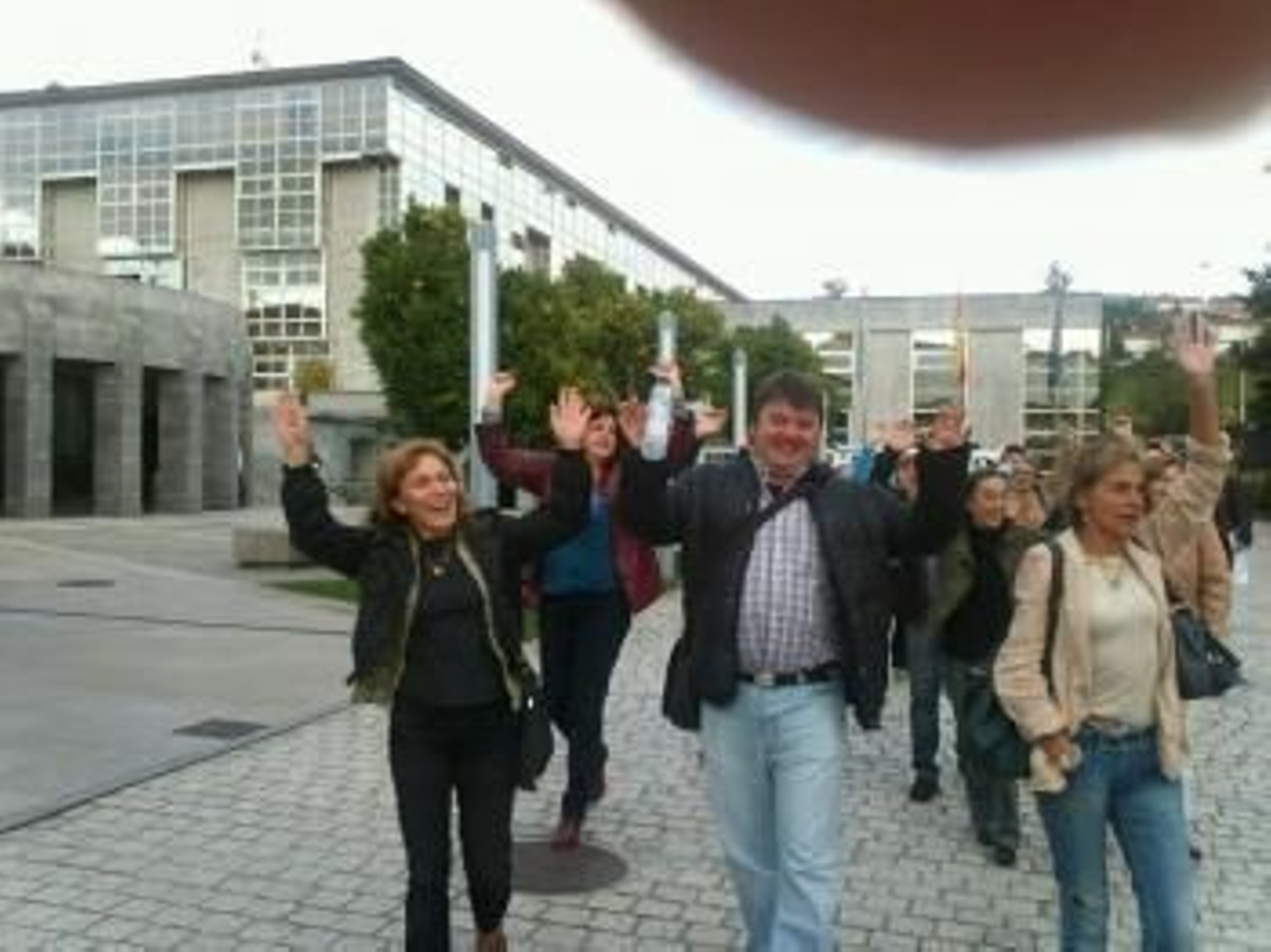 Los trabajadores salen de San Caetano tras ser desalojados