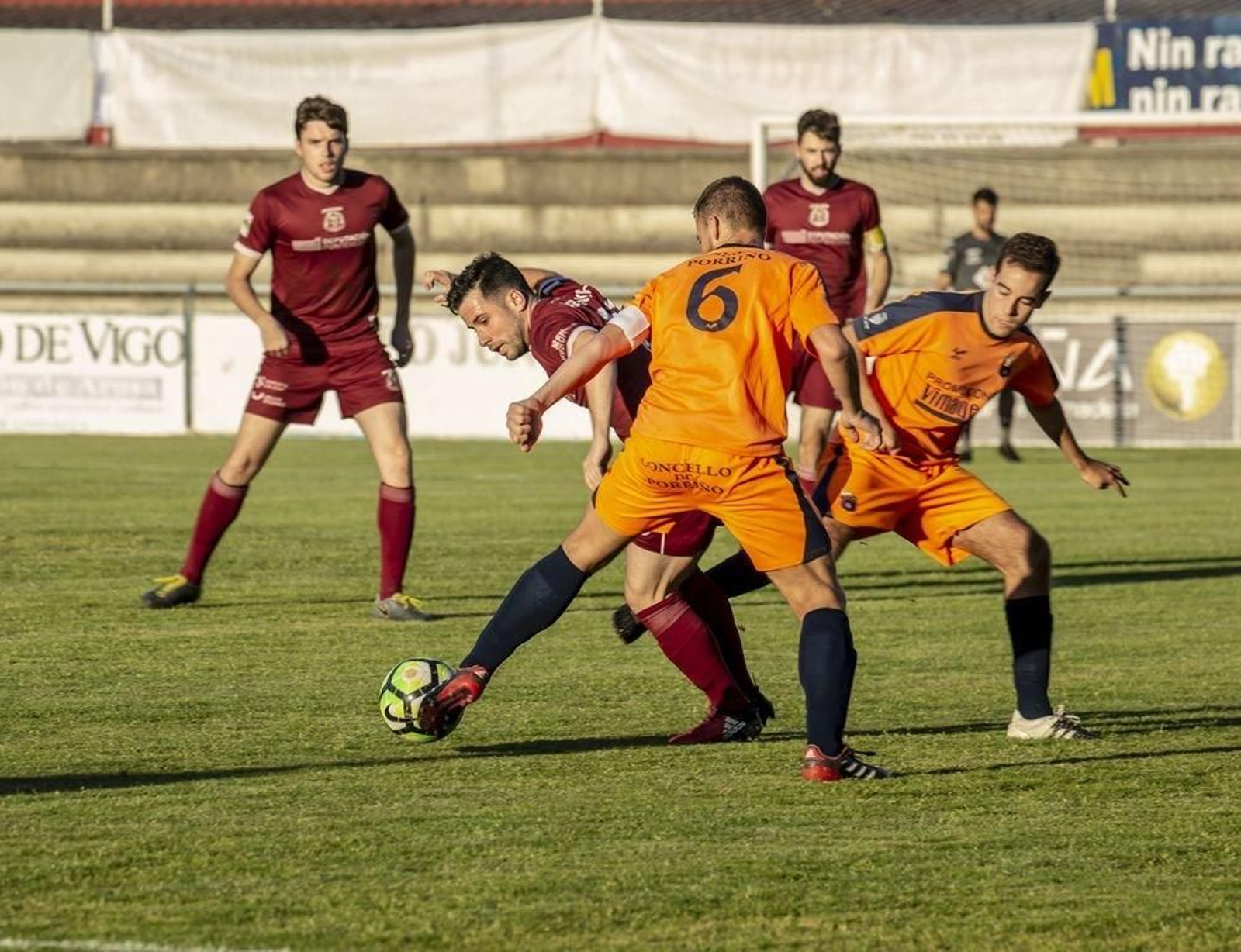 Un momento del partido disputado ayer en el campo de A Lomba.