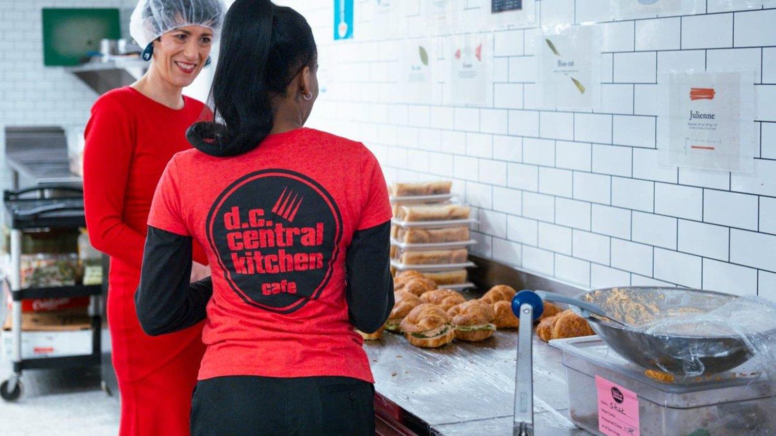 La ministra española de Inclusión, Seguridad Social y Migraciones durante su visita a la ONG DC Central Kitchen