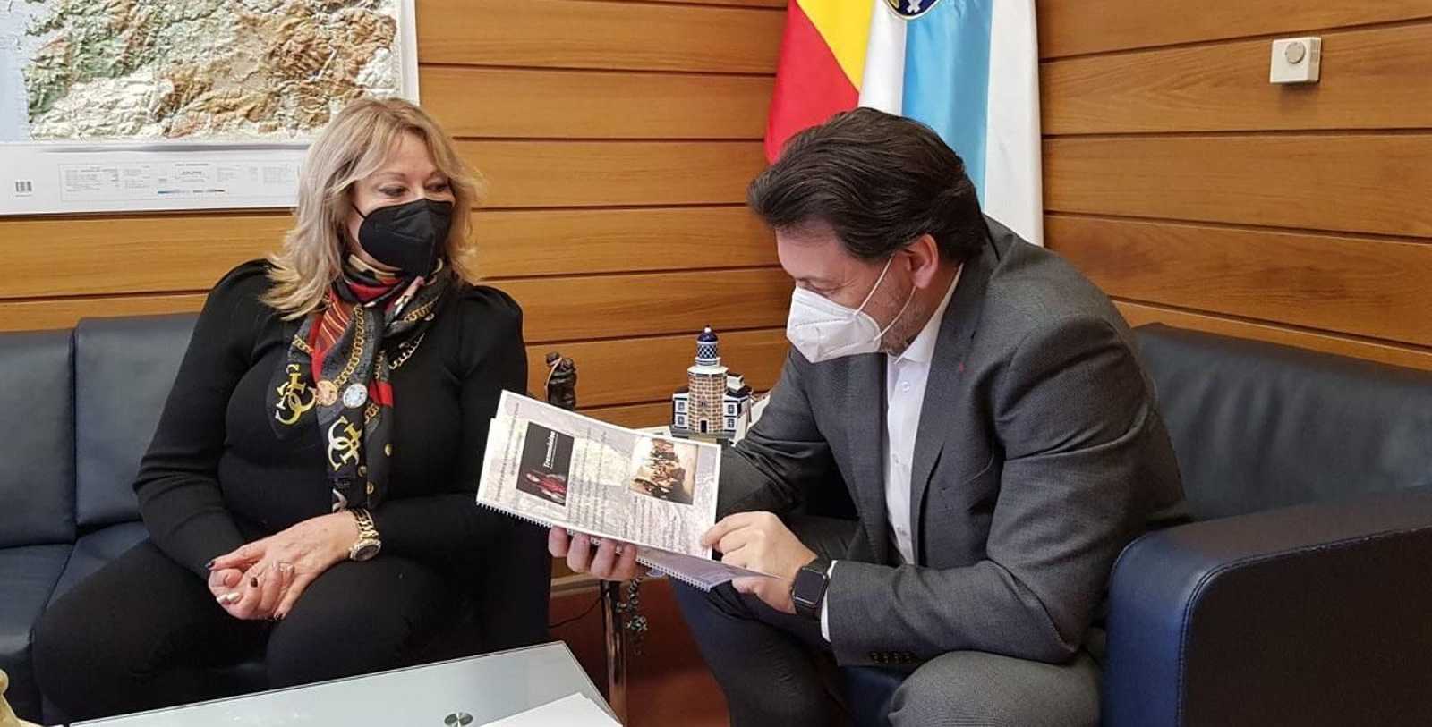 El secretario xeral da Emigración y la presidenta de la Irmandade Galega na Suíza, en la sede de la SXE en la capital de Galicia