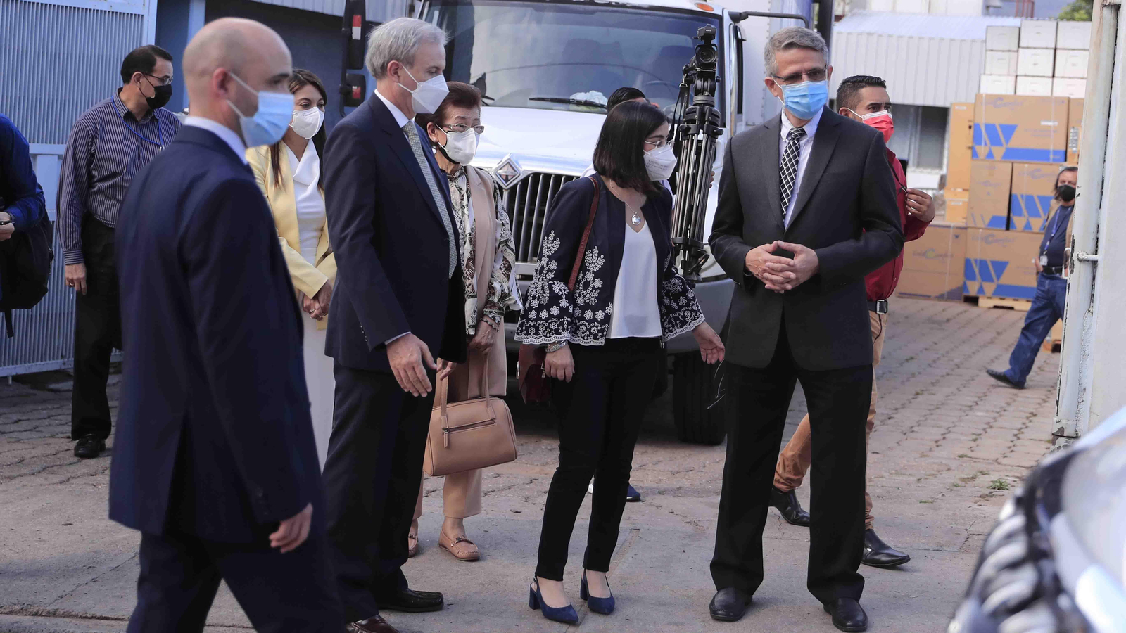 Foto de Archivo. La ministra española de Sanidad, Carolina Darias (c); junto al ministro de Salud de Honduras, José Manuel Matheu (d); y el embajador de España en Honduras, Guillermo Kirkpatrick (2-i), en un acto reciente de donación de 254.000 vacunas pediátricas contra la covid-19 procedentes de España. EFE/Gustavo Amador