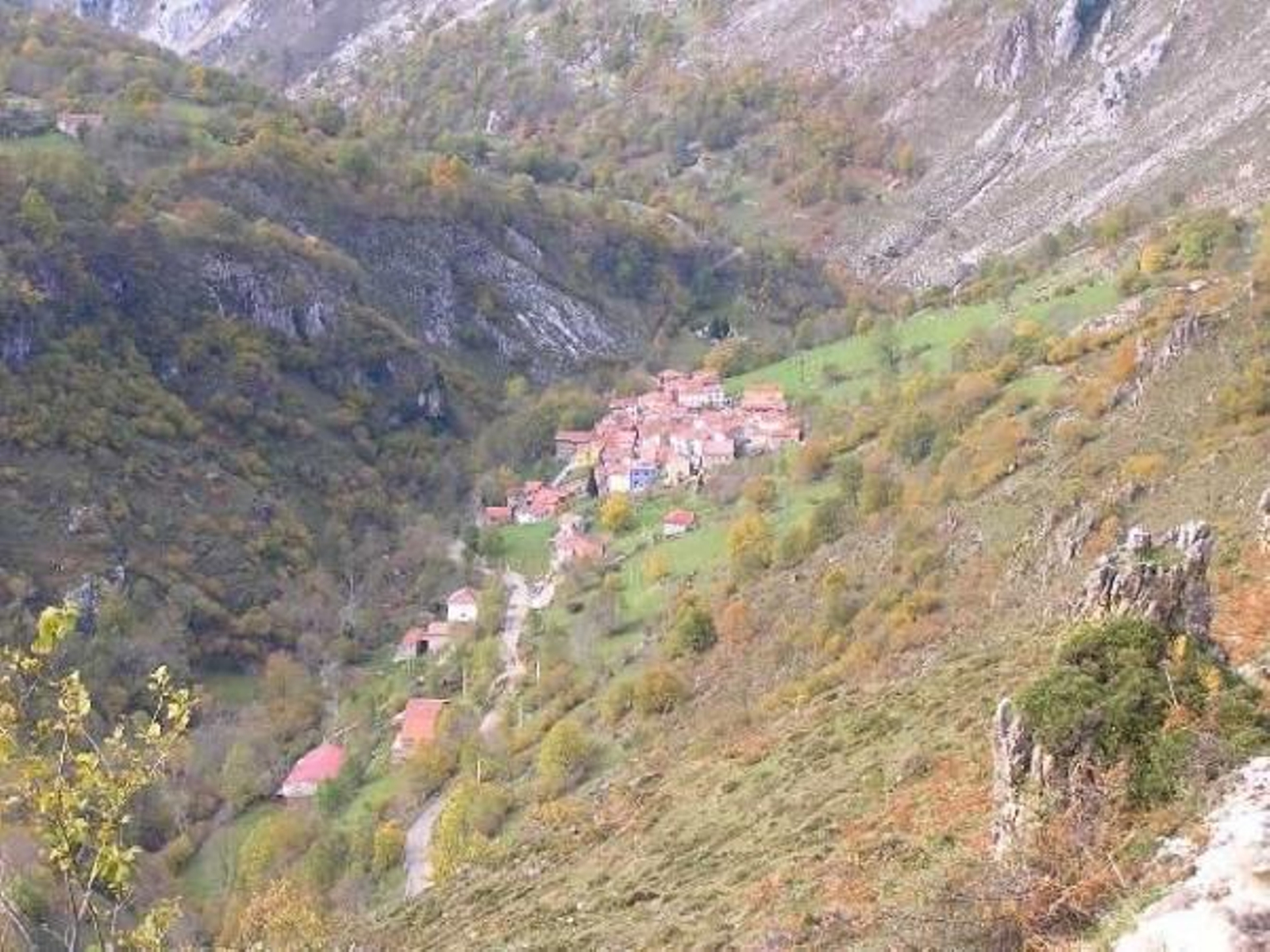 Vista de la localidad de Tielve, en la ruta en la que desaparecieron dos montañeros.