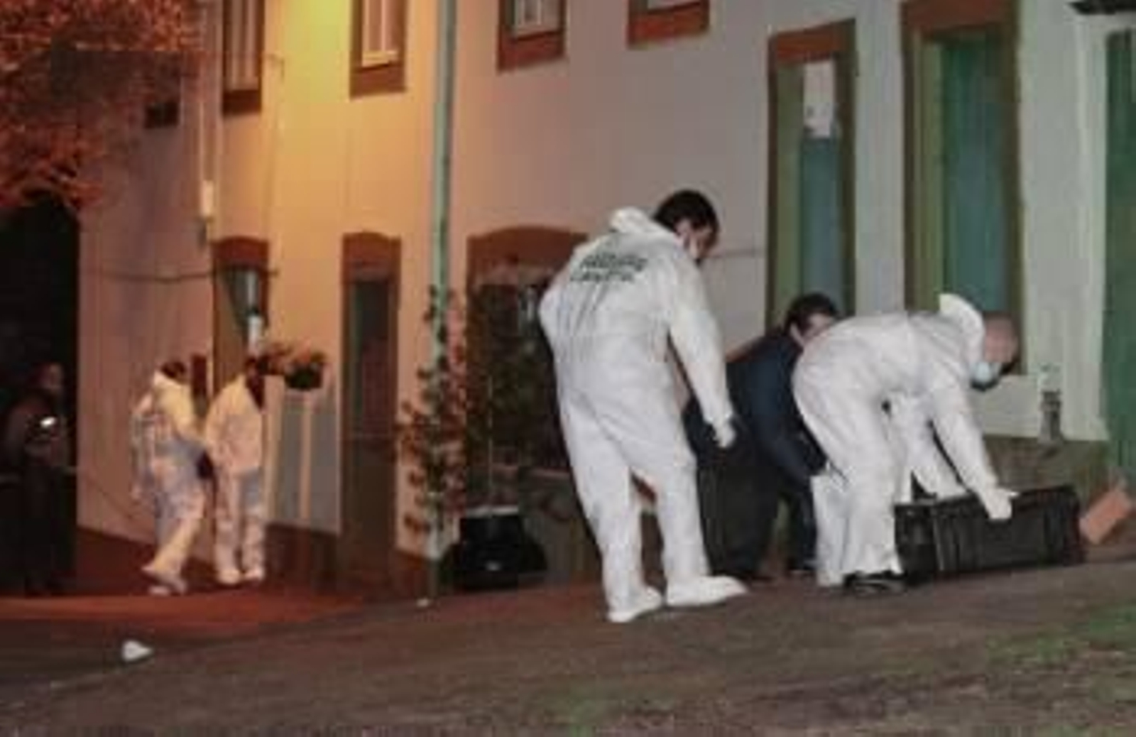 Agentes de la Guardia Civil en el exterior de la vivienda en donde se produjo el doble crimen. (Foto: ELISEO TRIGO)