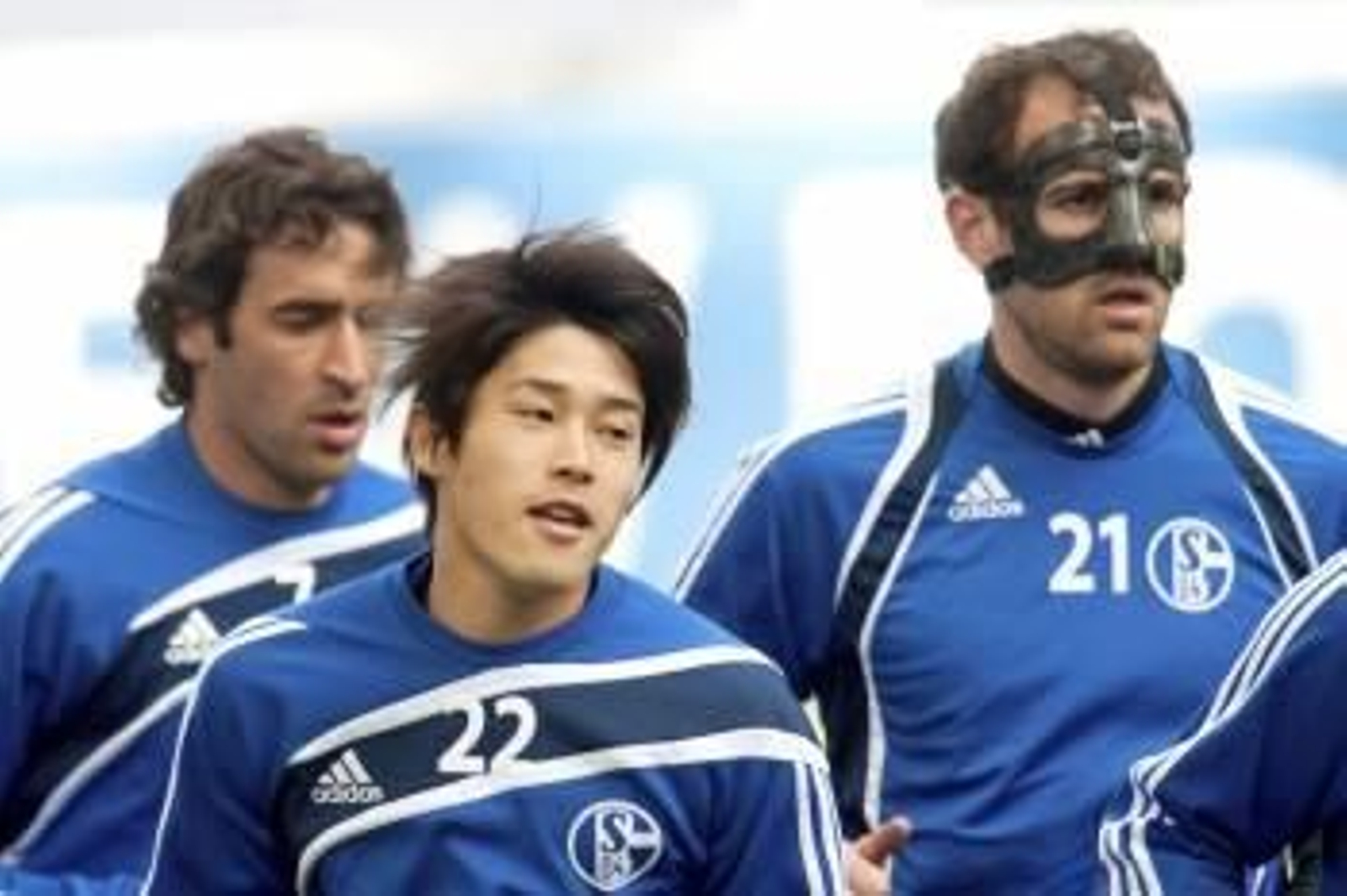 Raúl, ayer junto al japonés Atsuto Uchida.? (Foto: B. THISSEN)