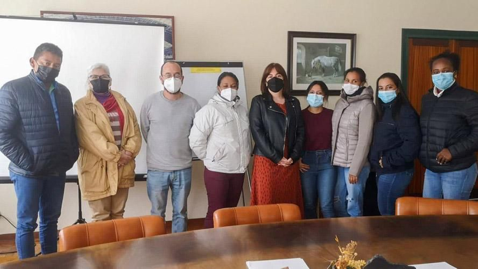 La directora general de Cooperación al Desarrollo, Silvia Abascal, en el Mercado Nacional de Ganados ‘Jesús Collado Soto’ de Torrelavega con jóvenes profesionales agropecuarias pertenecientes a asociaciones del sector avícola, apícola y de ganadería bovina de Colombia y Nicaragua