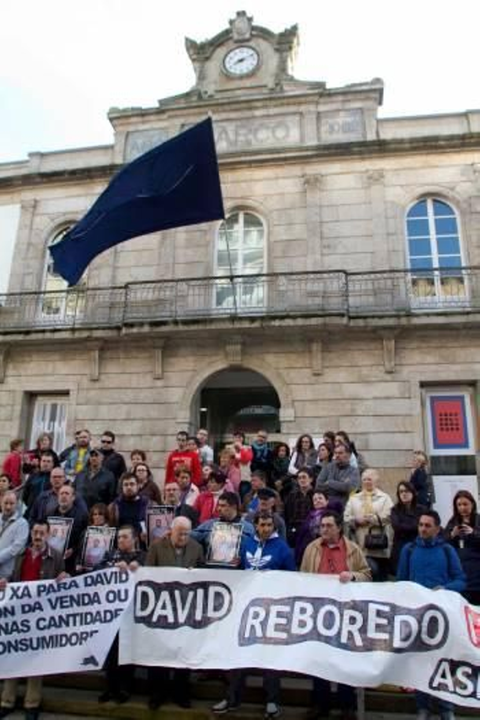 Concentración de solidaridad con David Reboredo celebrada ayer en Vigo. (Foto: SALVADOR SAS)
