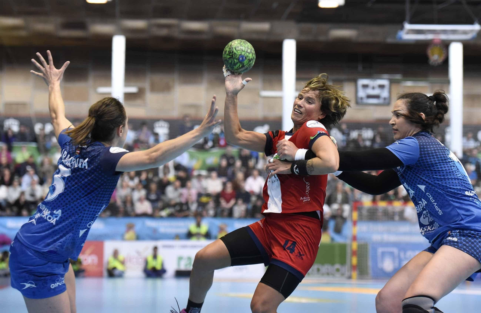 Alesia Kurchankova recibe la falta de una rival en la pasada Copa de la Reina, en la que el Guardés llegó hasta las semifinales.