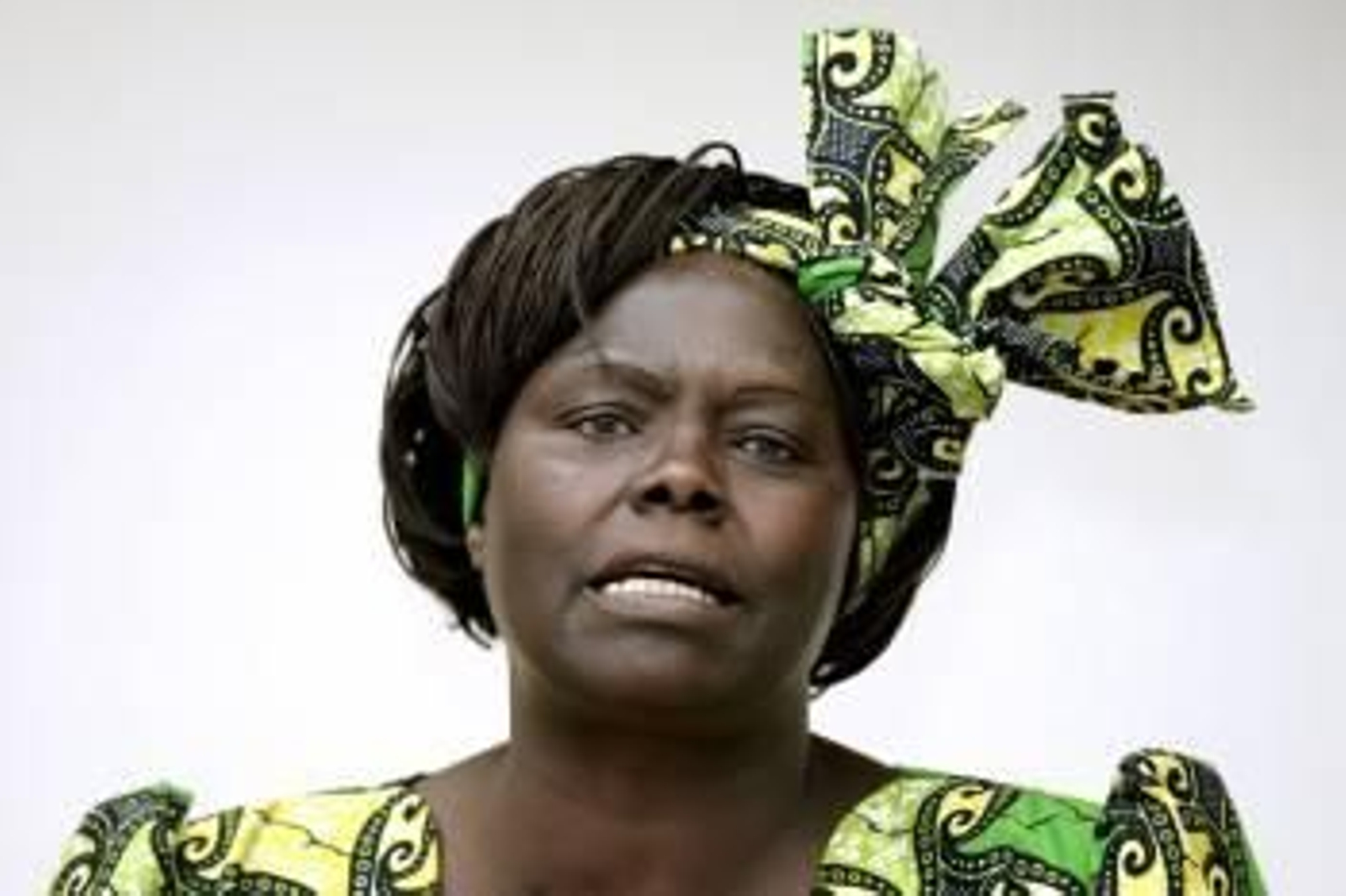 Foto de archivo de la activista keniana Wangari Maathai, ganadora del Premio Nobel de la Paz 2004, durante su visita al Parlamento belga el 16 de marzo de 2005. (Foto: Archivo EFE)