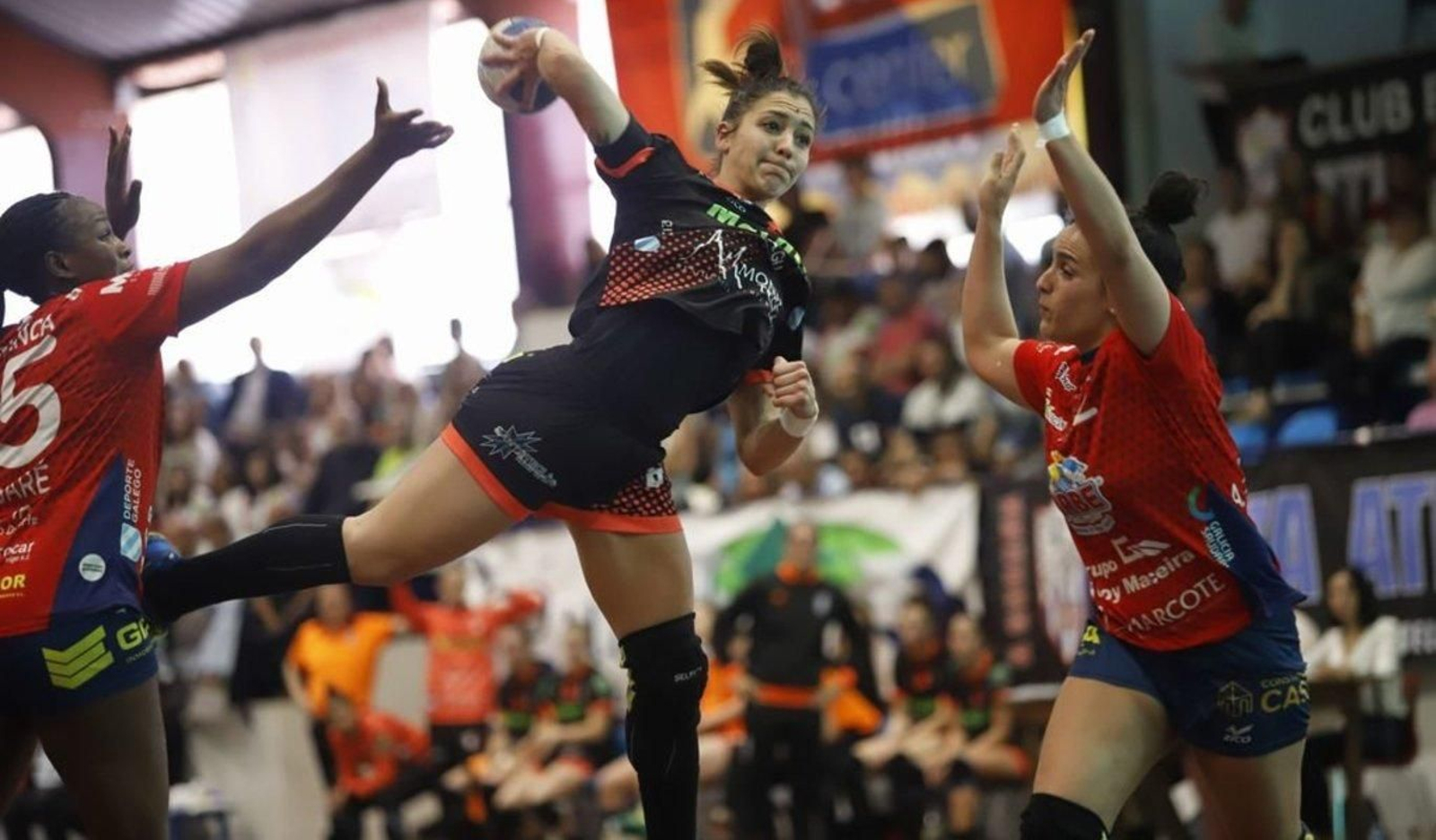 Estela Doiro lanza a portería en un partido con el Guardés.