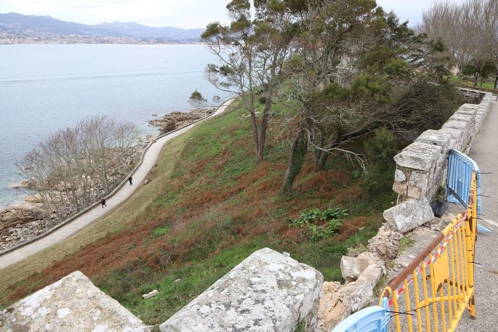Ladera sobre la que se precipitó el vehículo.