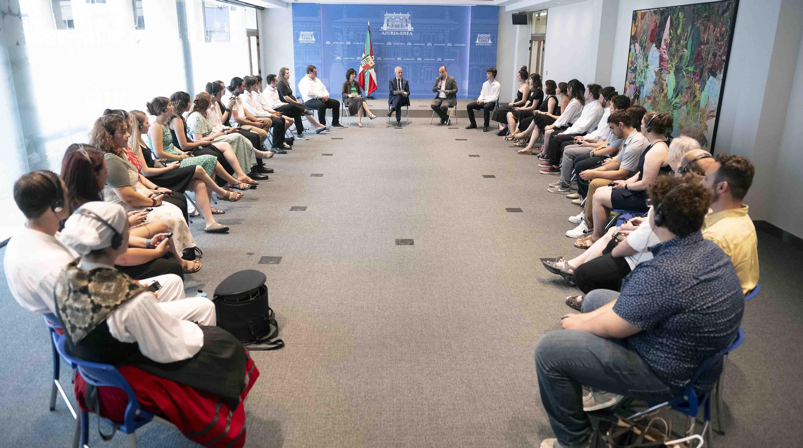 País Vasco Lenhendakari con el Grupo Oinkari de Boise web