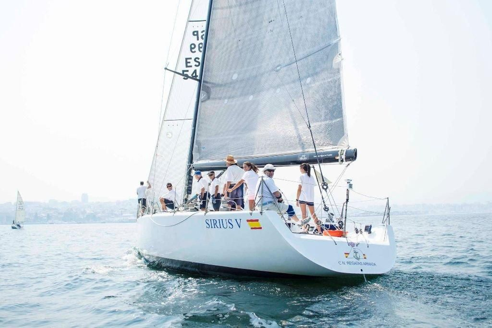El Sirius V, el segundo barco de competición más grande de la Armada, participa en la Regata.