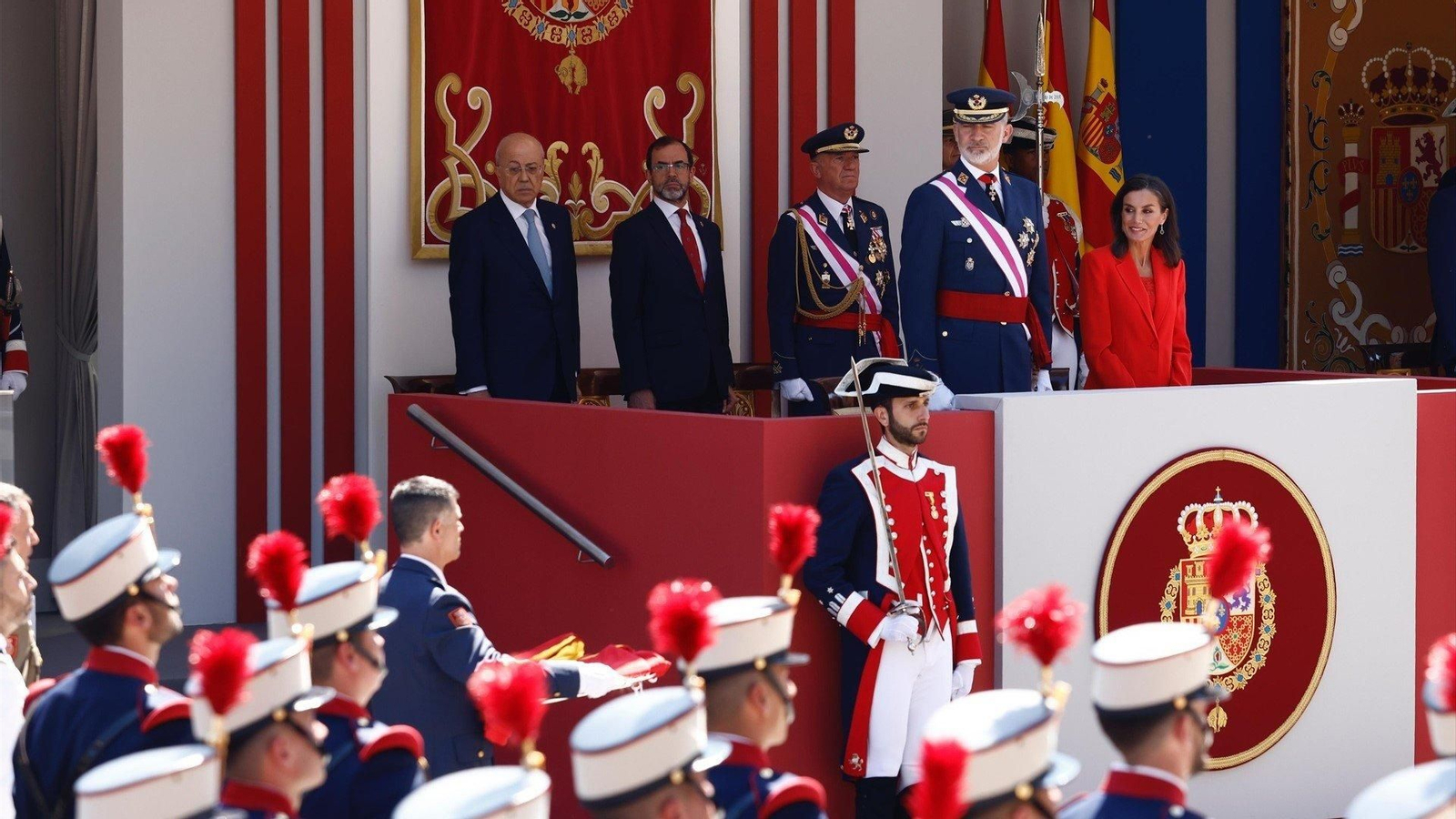 Los Reyes Don Felipe (4i) y Doña Letizia (1d) durante el desfile militar en Oviedo. // EP
