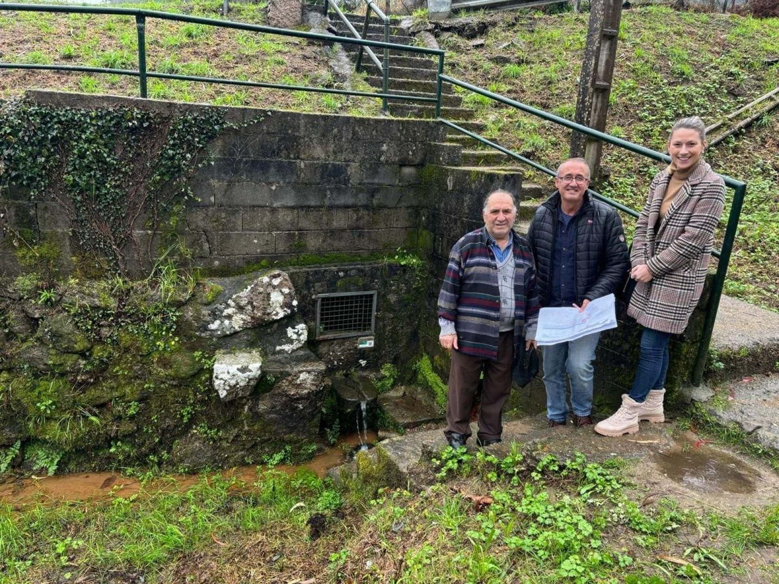El alcade, Juan González, junto a la fuente en su estado actual.