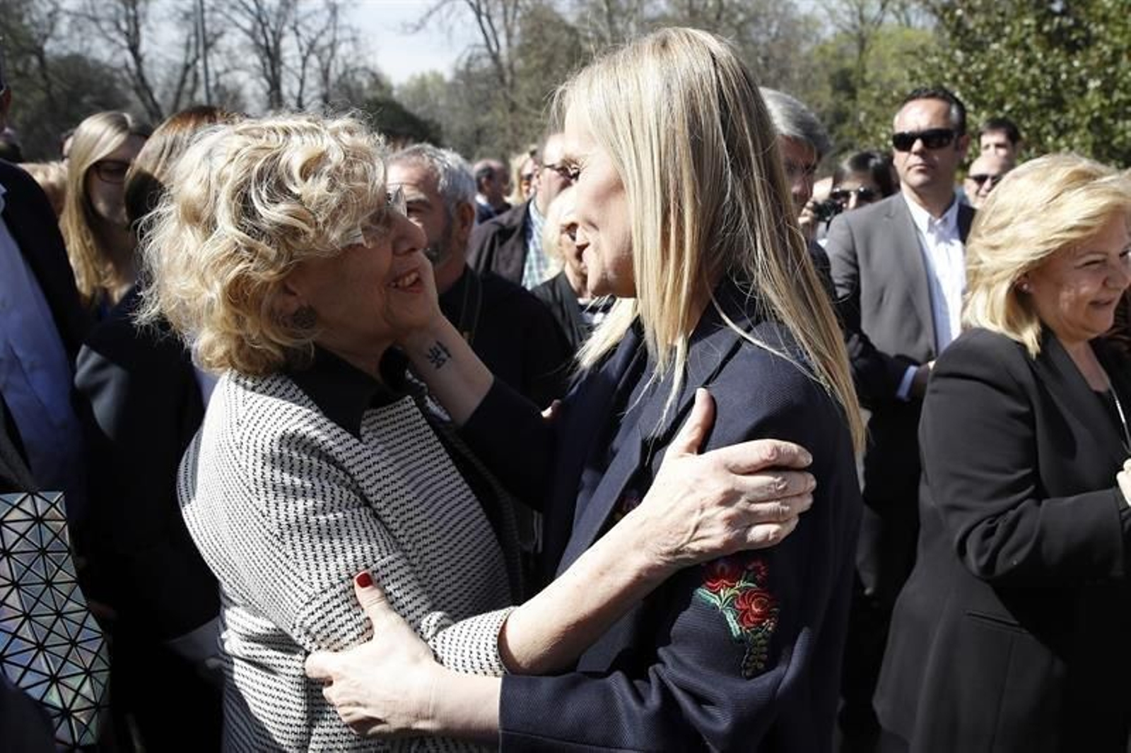 La presidenta de la Comunidad de Madrid, Cristina Cifuentes (c), y la alcaldesa de la capital, Manuela Carmena